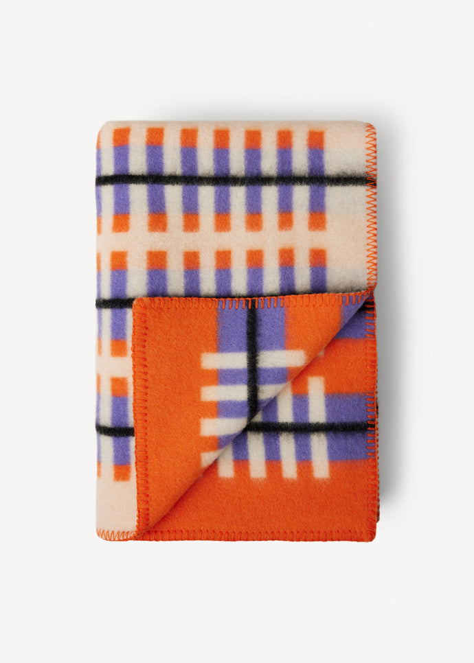 Oleana Wolldecke Design Otti blanket in International orange