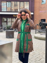 Laden Sie das Bild in den Galerie-Viewer, Oleana  Sharpie cardigan in  green higlighter
