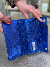 Laden Sie das Bild in den Galerie-Viewer, Zilla Brieftasche in der Farbe electric blue
