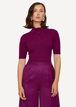 Laden Sie das Bild in den Galerie-Viewer, Oleana Odd button Poloshirt in der Farbe Deep phlox

