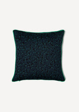 Laden Sie das Bild in den Galerie-Viewer, Oleana Kissen Quilt throw in der Farbe Bluberry green
