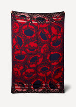Laden Sie das Bild in den Galerie-Viewer, Oleana Wolldecke Design Buddy in der Farbe Signal Red
