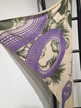 Laden Sie das Bild in den Galerie-Viewer, Friendly Hunting  Triangle scarf- Print Garden Eden
